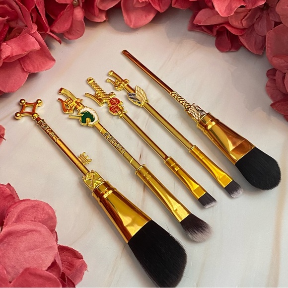 Attack on Titan Gold 5 Piece Makeup Brush Set with Bag - Picture 5 of 16